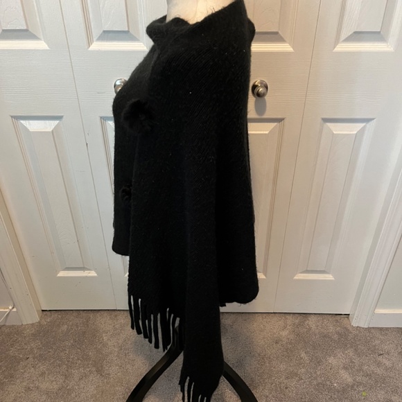 Women’s 100% Acrylic poncho - Picture 5 of 11